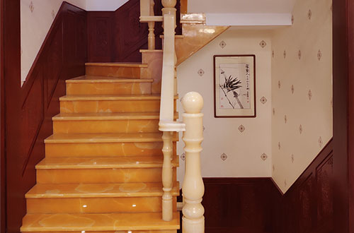 临江中式别墅室内汉白玉石楼梯的定制安装装饰效果